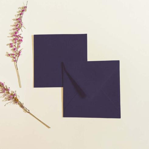 Briefumschlag 16x16cm in aubergine, 120g, ohne Fenster, Nassklebung